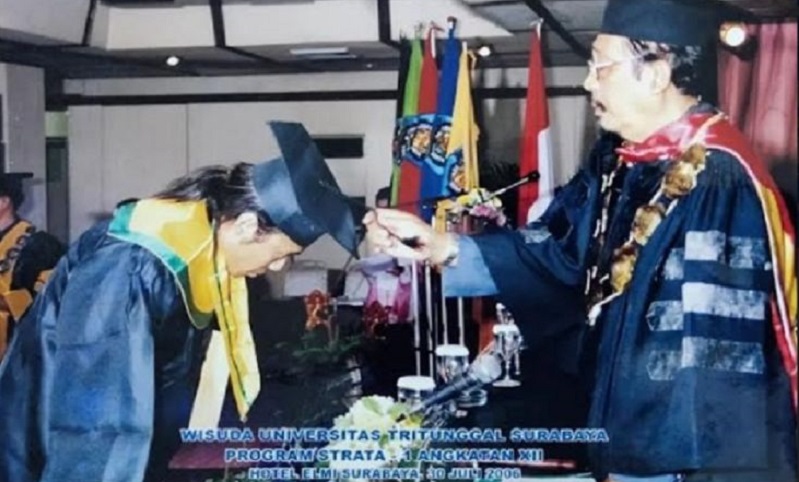 title Dilaporkan Kasus Ijazah Palsu, Bupati Ponorgo Sugiri Sancoko Pamer Foto Wisuda Dilaporkan Kasus Ijazah Palsu, Bupati Ponorgo Sugiri Sancoko Pamer Foto Wisuda