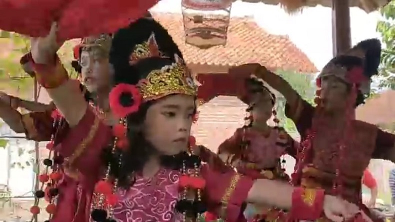 Cerita Warga Gegesik Cirebon Lestarikan Seni Tari Topeng yang Terancam Punah