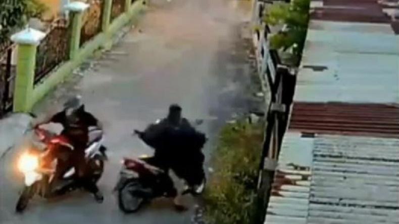 Terekam CCTV Aksi Viral Begal Payudara di Pekanbaru, Korban Bidan Lagi Bawa Motor