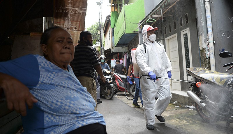 Permukiman Padat Penduduk Jakarta Disemprot Cairan Disinfektan - Bagian 2
