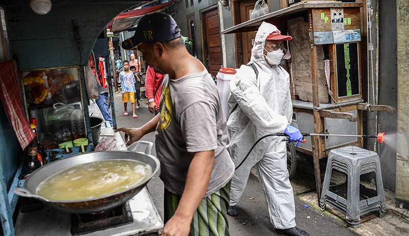 Permukiman Padat Penduduk Jakarta Disemprot Cairan Disinfektan - Bagian 1