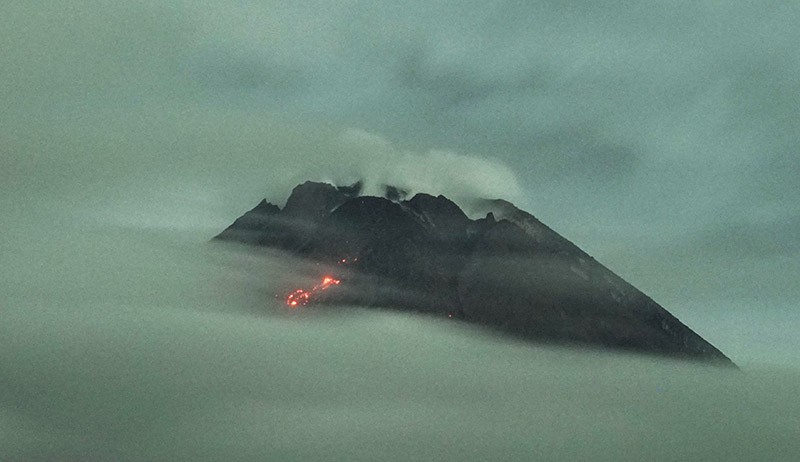 Gunung Merapi Keluarkan 48 Kali Guguran Lava Pijar dan Awan Panas - Bagian 2