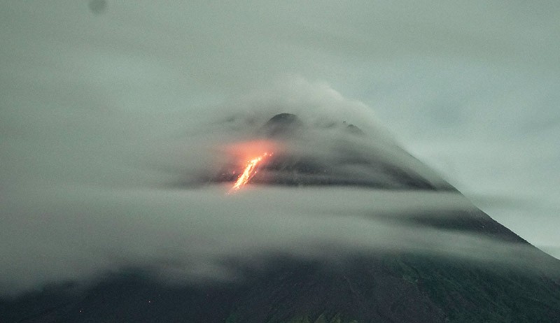 Gunung Merapi Keluarkan 48 Kali Guguran Lava Pijar dan Awan Panas - Bagian 3
