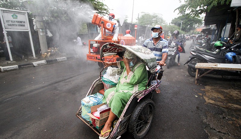 Cegah Penyebaran Covid-19, Pasar Larangan Sidoarjo Disemprot Disinfektan - Bagian 2