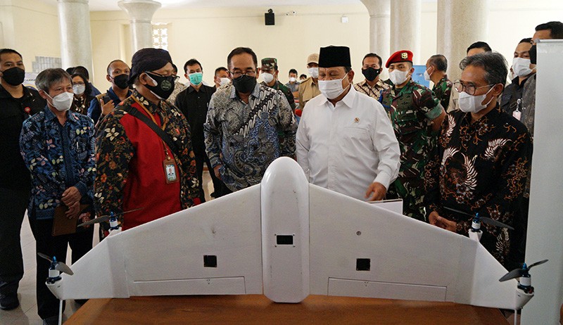 Momen Menhan Prabowo Melihat Pesawat Tanpa Awak Buatan UGM - Bagian 2