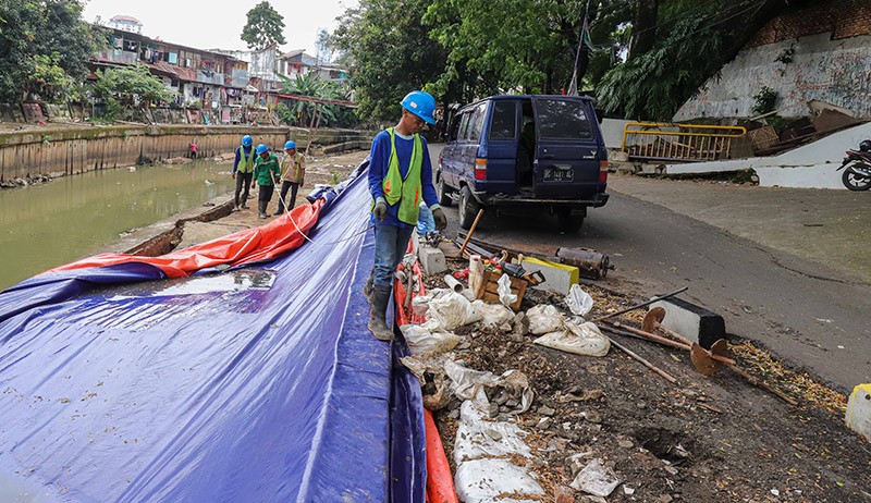 Perbaikan Jalan Ambles di Pinggir Kali Ciliwung - Bagian 3