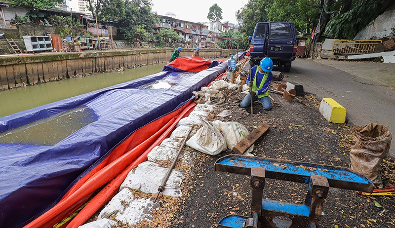 Perbaikan Jalan Ambles di Pinggir Kali Ciliwung - Bagian 2