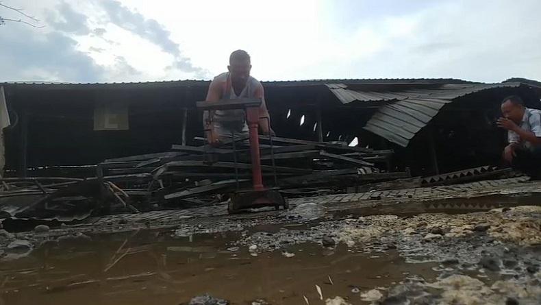 Para Pengepul Berburu Besi Rongsok Sisa Kebakaran di Relokasi Pasar Johar 