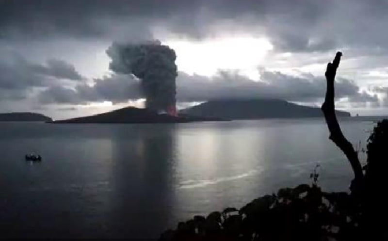 Gunung Anak Krakatau Mulai Keluarkan Lava Pijar, Status Naik Siaga