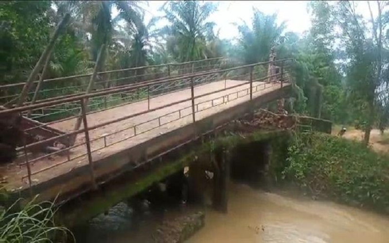 Jembatan Besi di OKI Ambruk Dilintasi Truk Over Tonase, Aktivitas Warga Lumpuh
