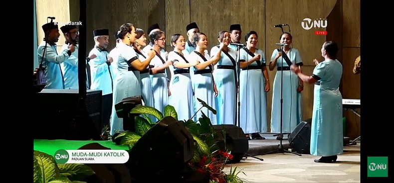 Ketika Paduan Suara Muda-Mudi Katolik Nyanyikan Syubbanul Wathon saat Harlah NU di NTT