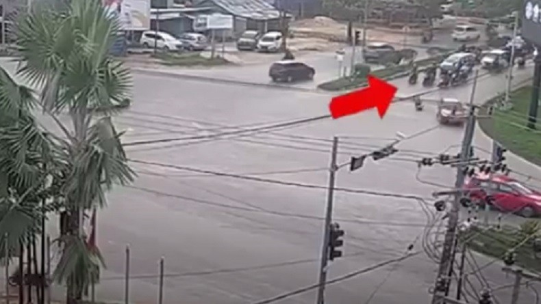 Viral Rekaman CCTV Polisi Ditabrak Mobil Berknalpot Brong hingga Terpental