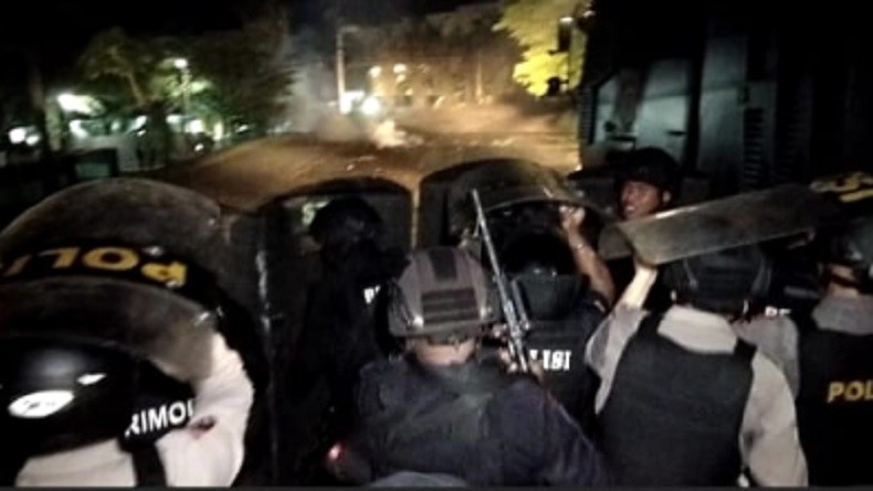 Bertahan hingga Tengah Malam, Massa di Sorong Serang Polisi Gunakan Mercon dan Panah