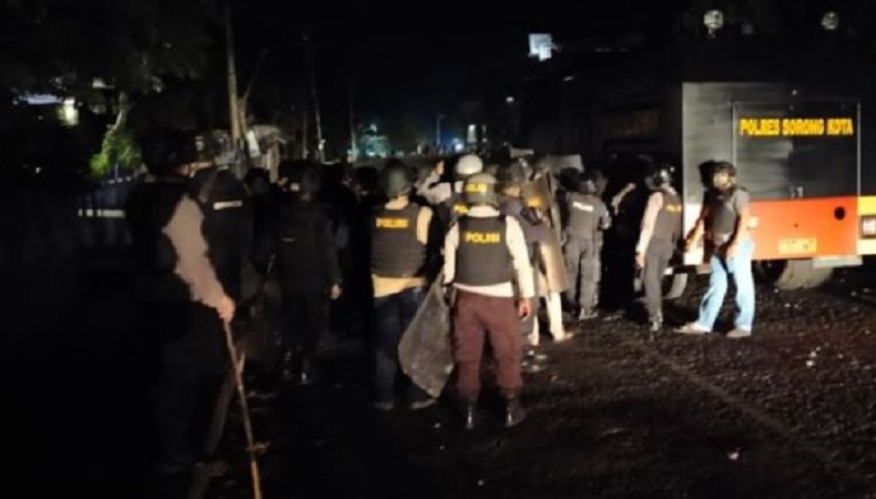 title Bubarkan Massa Rusuh di Sorong, Polisi Lepaskan Tembakan Peringatan dan Gas Air Mata Bubarkan Massa Rusuh di Sorong, Polisi Lepaskan Tembakan Peringatan dan Gas Air Mata