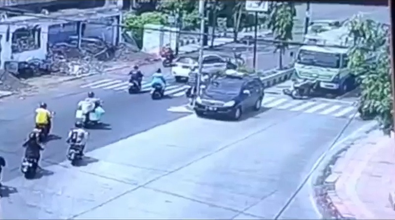 Truk Semen di Situbondo Tabrak 2 Motor dan Minibus saat Lampu Merah, 1 Tewas