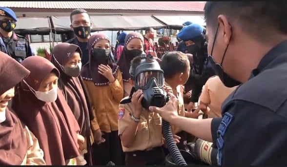 Tarik Minat Anak Untuk Divaksinasi, Brimob Polda Sulsel Pamerkan Perlengkapan Tempurnya 