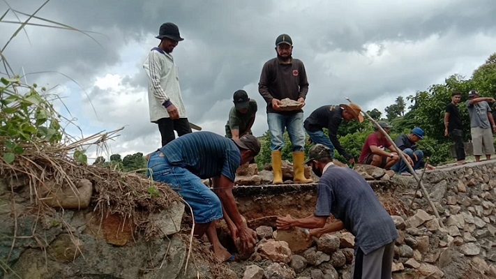 Lantaran Tak Kunjung Diperbaiki Pemerintah, Warga di Jeneponto Swadaya Perbaiki Jembatan
