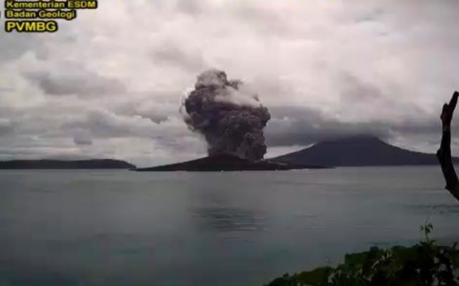 2 Kali Erupsi, Gunung Anak Krakatau Lontarkan Abu Vulkanik 1,5 Km