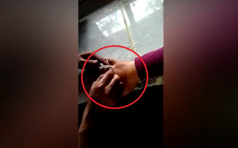 Kesempitan, Cincin Baru Beli Tersangkut di Jari Manis Harus Dipotong