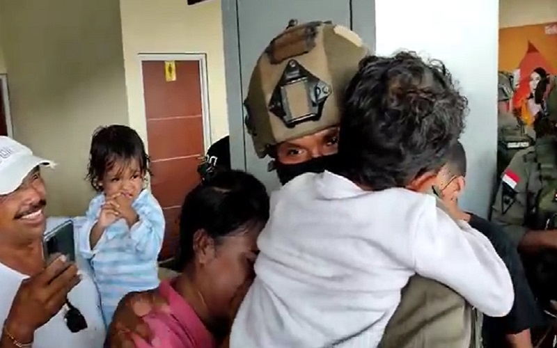 Istri Anggota Brimob Menangis Histeris saat Jemput Suami Pulang Tugas dari Papua
