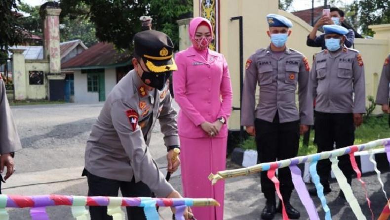 Resmi Jabat Kapolres Sintang, AKBP Tommy Ferdian Disambut dengan Prosesi Adat