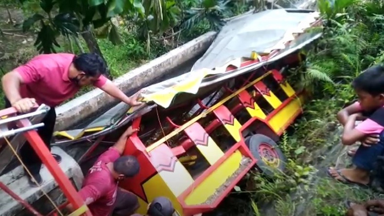 Kereta Kelinci Angkut 40 Orang Terjun ke Saluran Air Persawahan di Madiun, 2 Tewas