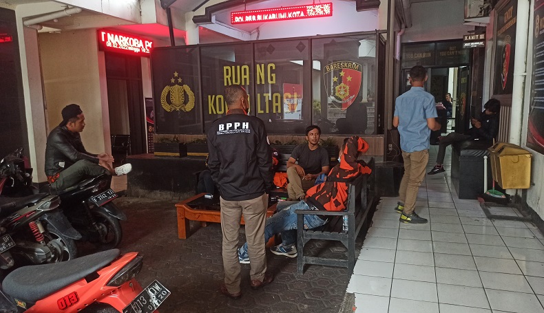 Anggota PP Kota Sukabumi Diserang OTK, Punggung Korban Tertancap Celurit