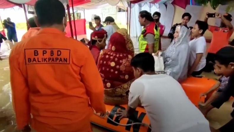Pelaminan Kebanjiran, Pengantin Baru di Balikpapan Dievakuasi SAR Pakai Perahu Karet