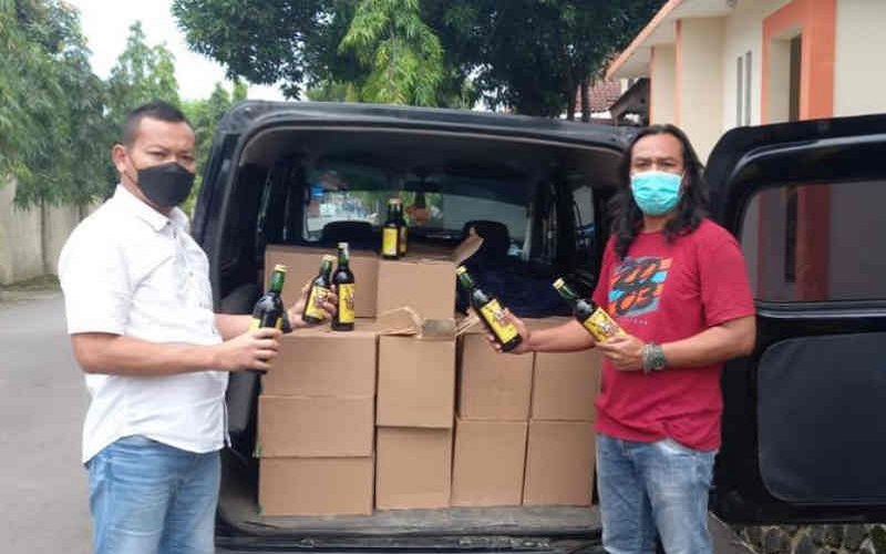 Mobil Angkut Ratusan Botol Miras Tak Berizin Diamankan saat Parkir dengan Pintu Terbuka