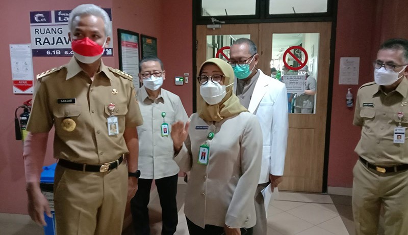 Momen Ganjar Pranowo Tetap Bekerja meski Tangan Patah Berbalut Perban - Bagian 4