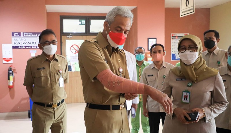 Momen Ganjar Pranowo Tetap Bekerja meski Tangan Patah Berbalut Perban - Bagian 1