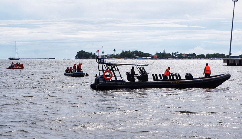 Tim SAR Terus Mencari Korban Tenggelam di Pantai Benteng Panyua - Bagian 1