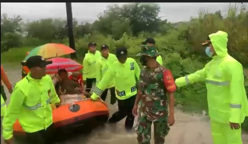 Banjir di Pekalongan Meluas, TNI-Polri Berjibaku Evakuasi Warga