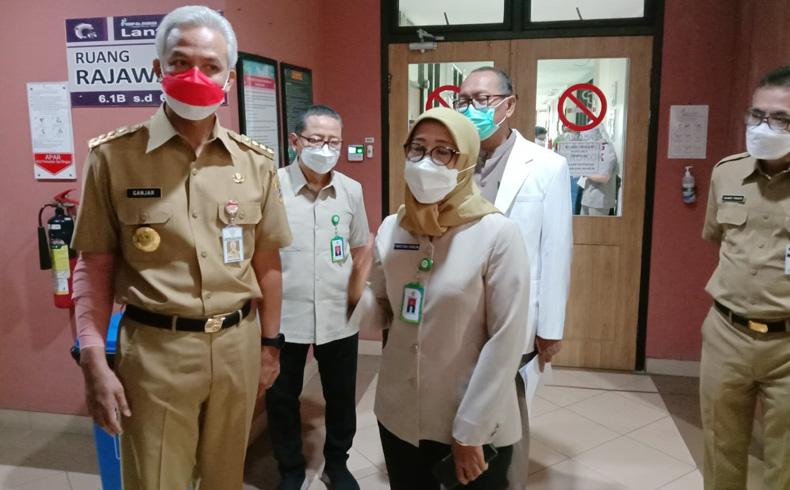 title Usai Jatuh saat Gowes, Gubernur Jateng Ganjar Pranowo Ngantor dengan Tangan Dibalut Perban Usai Jatuh saat Gowes, Gubernur Jateng Ganjar Pranowo Ngantor dengan Tangan Dibalut Perban