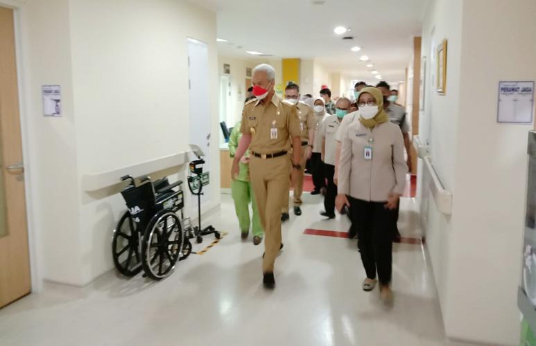  Usai Dioperasi Ganjar Pranowo Langsung Ngantor, Pakai Baju Dinas di Rumah Sakit 