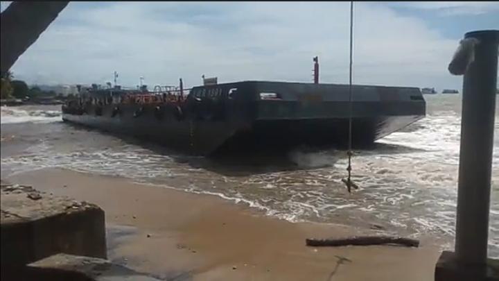 Dihantam Gelombang Tinggi, Kapal Barang Terparkir di Depan Hotel Pelabuhan Merak