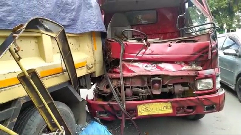 2 Truk Penuh Muatan Kecelakaan di Jalan Ahmad Yani, Sopir Terluka
