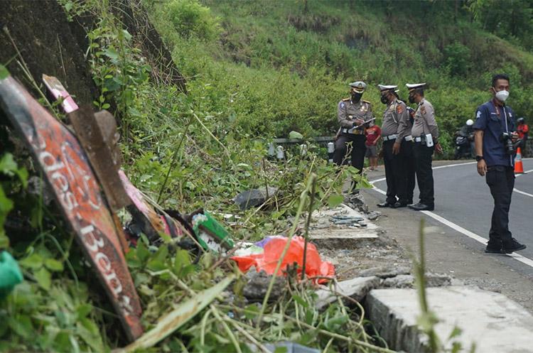 Dirlantas Polda DIY dan KNKT Olah TKP Kecelakaan Bus di Bukit Bego Bantul