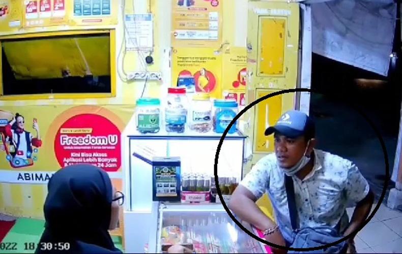 Terekam CCTV, Pencuri Gasak HP setelah Kelabui Penjaga Konter 