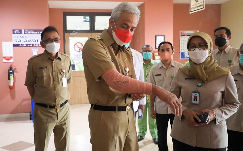 Penampakan Ganjar Berangkat Ngantor dari RS Kariadi, Tangan Patah Masih Diperban 