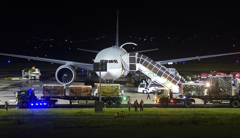 Penampakan Kotak Berisi Motor MotoGP Tiba di Bandara Internasional Lombok - Bagian 3