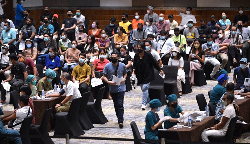 Pekerja Pariwisata Bali Ramai-Ramai Disuntik Vaksin Covid-19 Booster - Bagian 3
