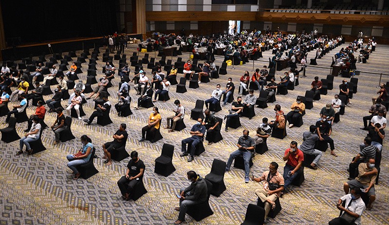Pekerja Pariwisata Bali Ramai-Ramai Disuntik Vaksin Covid-19 Booster - Bagian 2