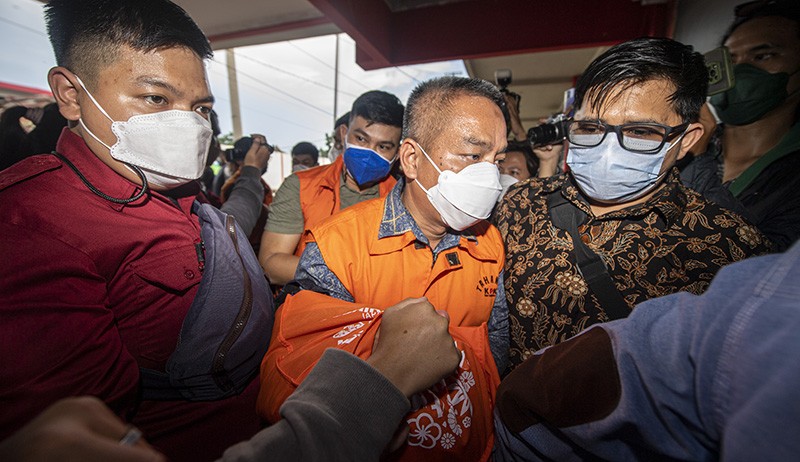 Pakai Rompi Tahanan KPK, 10 Anggota DPRD Muara Enim Dibawa ke Lapas Pakjo Palembang - Bagian 1