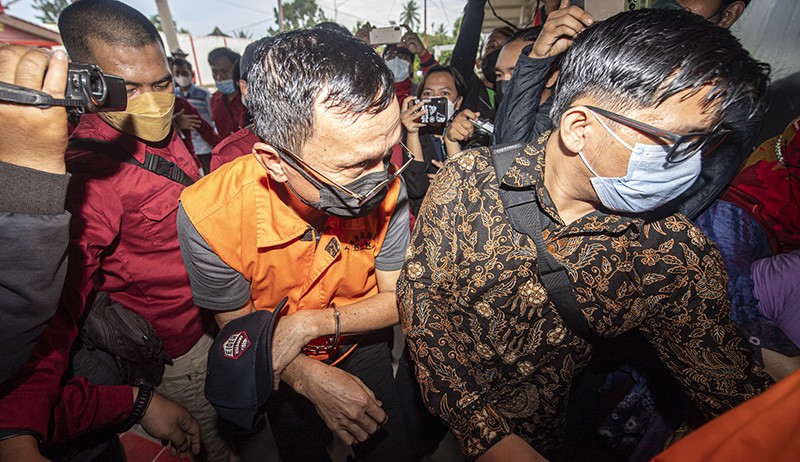 Pakai Rompi Tahanan KPK, 10 Anggota DPRD Muara Enim Dibawa ke Lapas Pakjo Palembang - Bagian 3