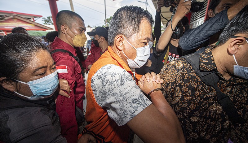 Pakai Rompi Tahanan KPK, 10 Anggota DPRD Muara Enim Dibawa ke Lapas Pakjo Palembang - Bagian 4