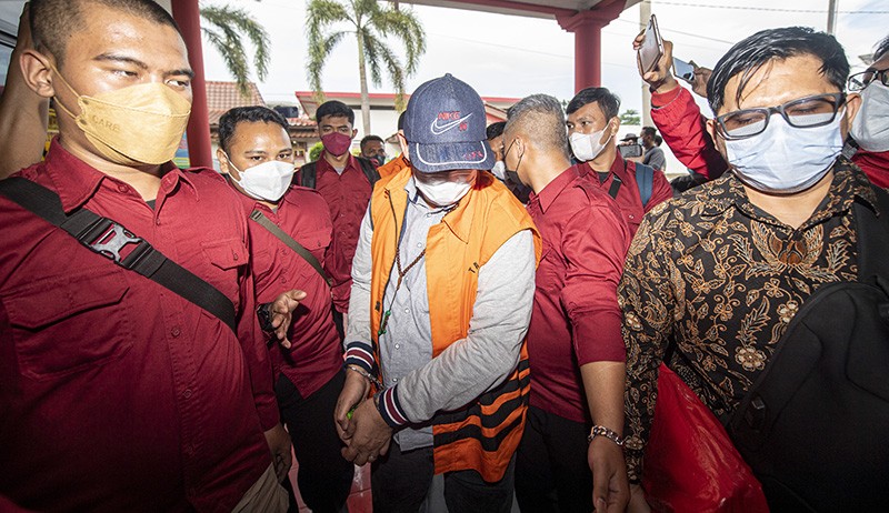 Pakai Rompi Tahanan KPK, 10 Anggota DPRD Muara Enim Dibawa ke Lapas Pakjo Palembang - Bagian 5