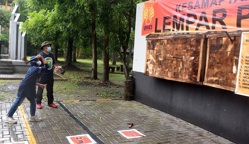 Unnes Cetak Rekor Olahraga Lempar Pisau Kapak Setiap Hari Selama Setahun - Bagian 2