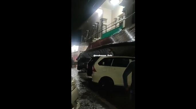 Ambruk Kena Angin Kencang, Atap Kanopi Toko Roti Timpa Tiga Mobil dan Dua Motor