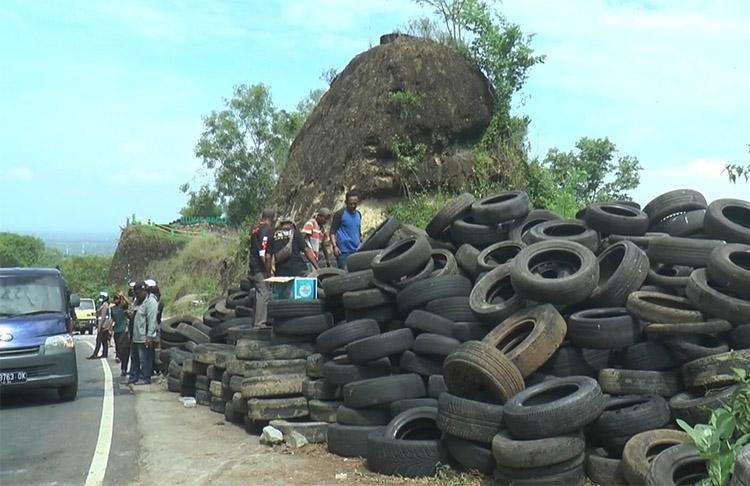 Cegah Kecelakaan Terulang, Relawan Pasang Ban Bekas di Jalur Maut Bukit Bego Bantul